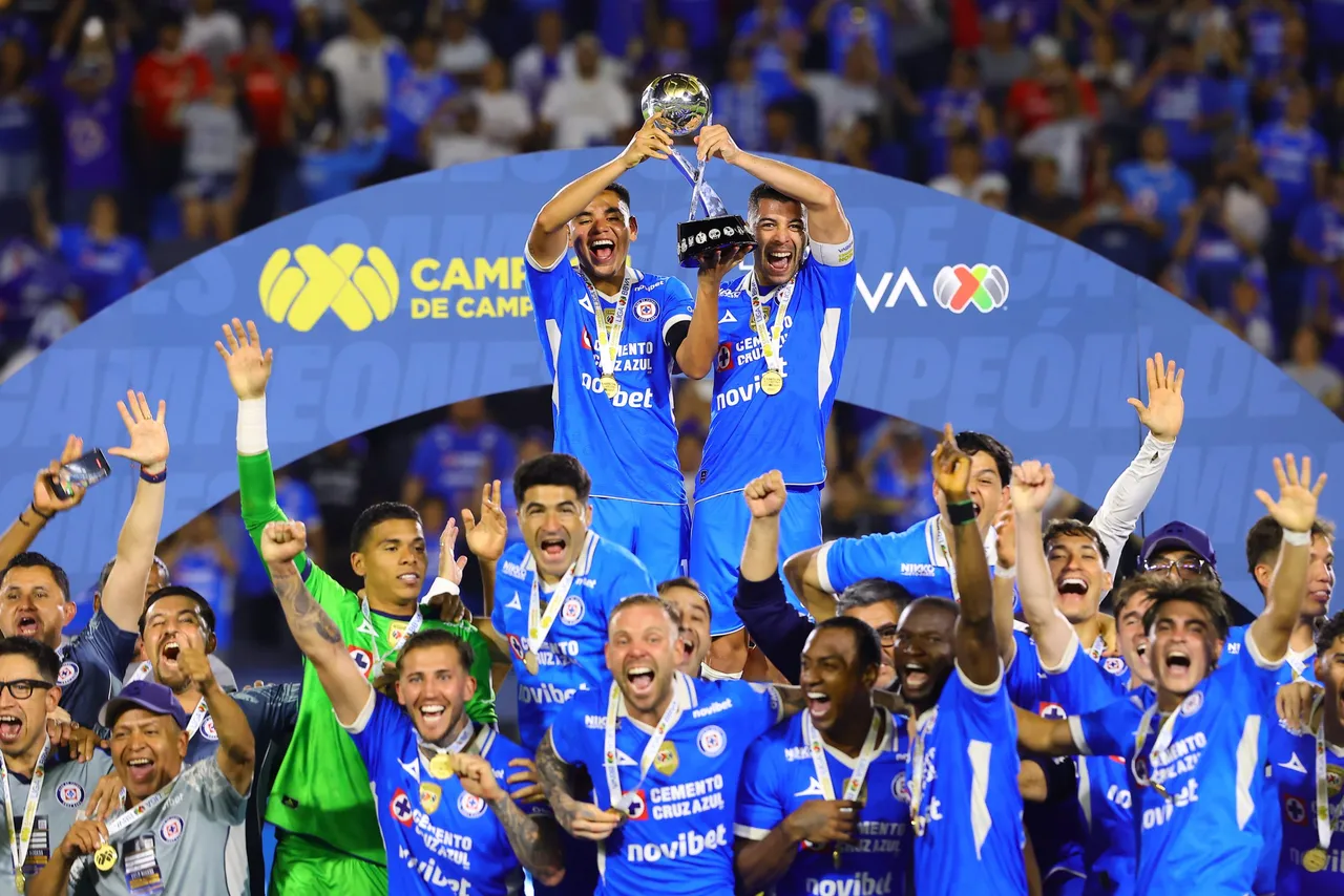 Cruz Azul engrosó este sábado su leyenda con la conquista del trofeo de Campeón de Campeones de la Liga MX