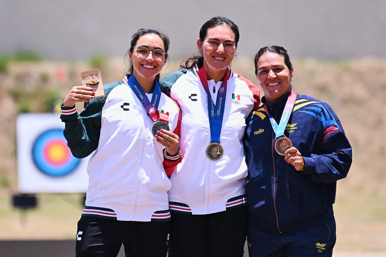 La primera presea dorada llegó en la prueba mixta, donde Alejandra Valencia y Matías Grande superaron con autoridad a la pareja de Colombia por 6-0