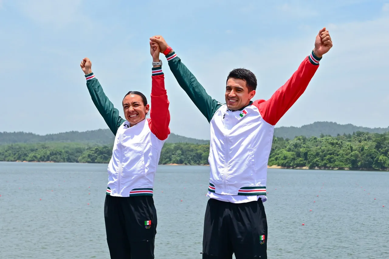 - La primera medalla dorada del día llegó en la final de doble par de remos cortos mixto, una prueba que debutó en el programa de los Juegos Centroamericanos y del Caribe. Los olímpicos Kenia Lechuga