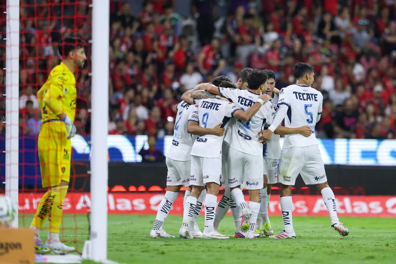 Los Rayados de Monterrey del entrenador argentino Matías Almeyda derrotaron esta noche por 0-2 al Atlas para subir al cuarto lugar del