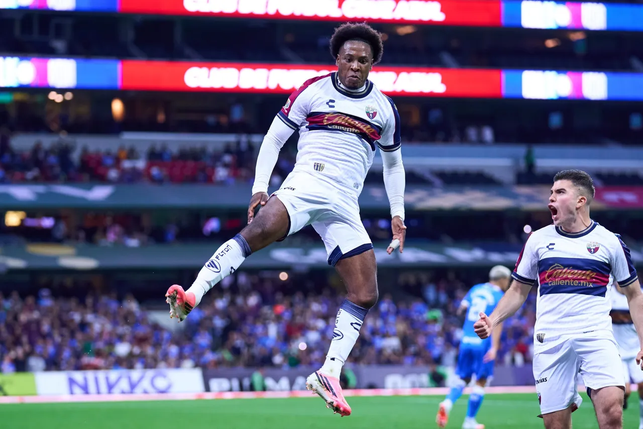 El ecuatoriano Jhojan Julio convirtió un penalti este sábado para darle a los Potros de Hierro del Atlante, una victoria por 2-3 sobre el campeón Cruz Azul
