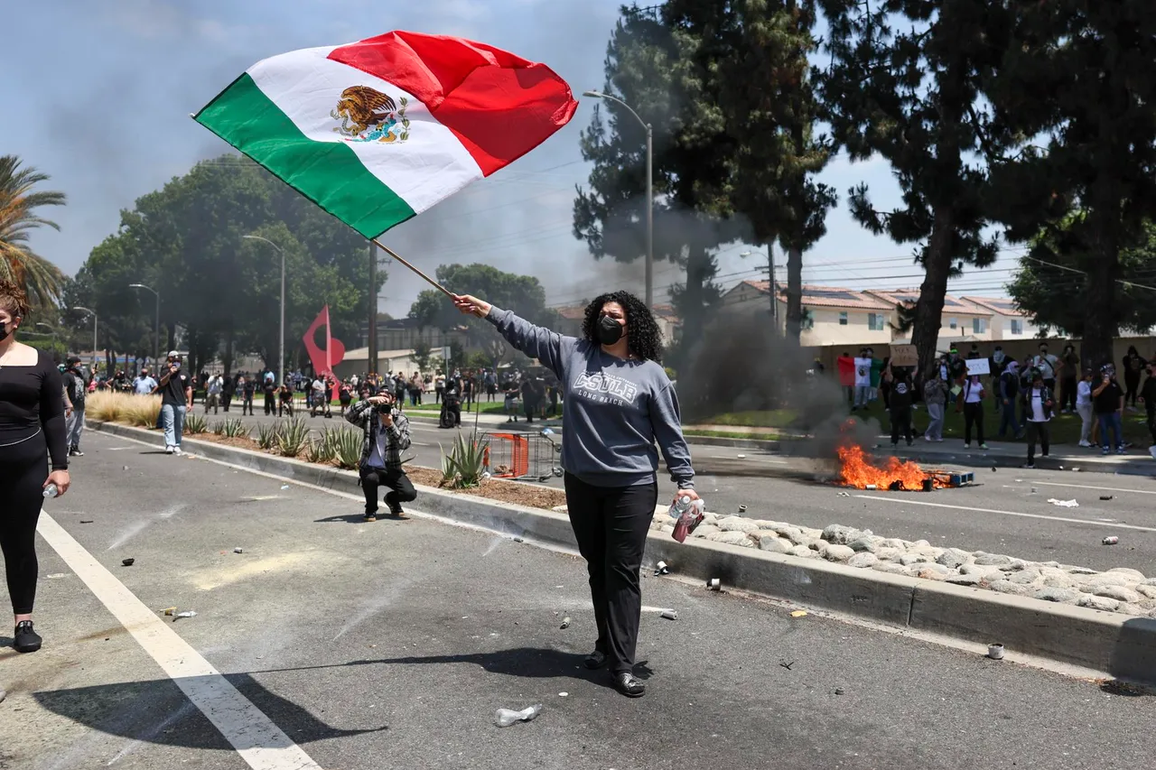 La bandera mexicana, símbolo de las protestas en Los Ángeles que molesta a la Casa Blanca