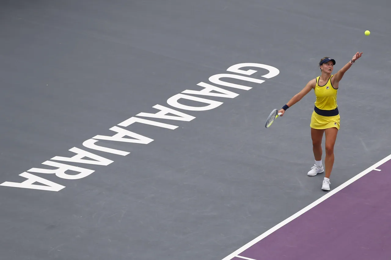 La checa Siniakova vence a la brasileña Haddad Maia y avanza a segunda ronda