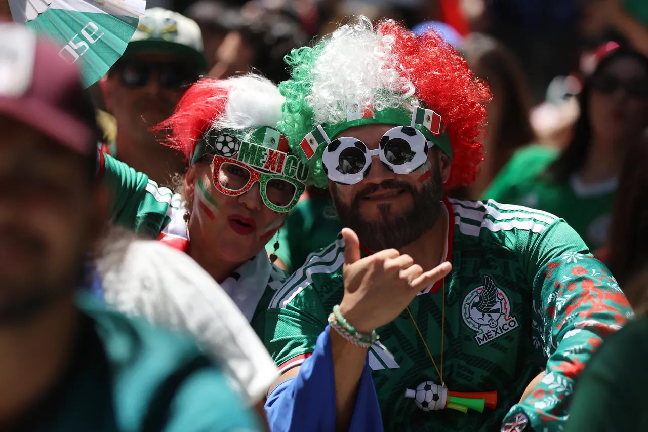 Aficionados observan el partido de México y Sudáfrica en San José