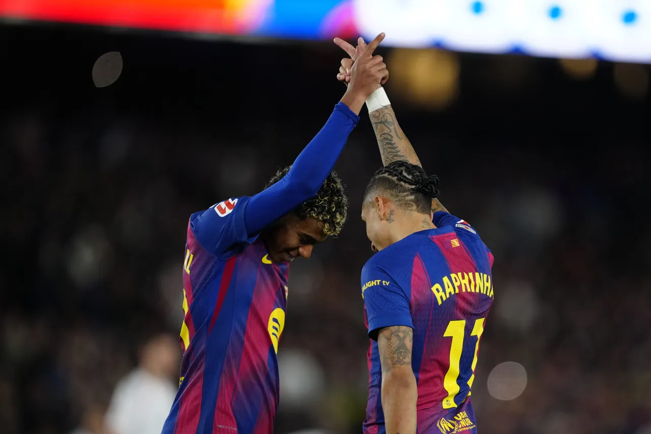 El delantero brasileño del FC Barcelona Raphinha (d) celebra su segundo gol ante el Osasuna