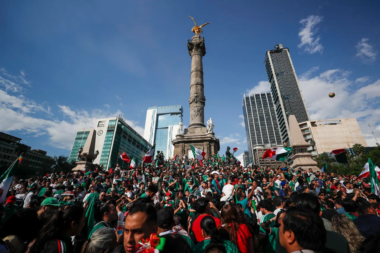Bajo la lluvia y con pasión: aficionados festejan el arranque ganador del Tri