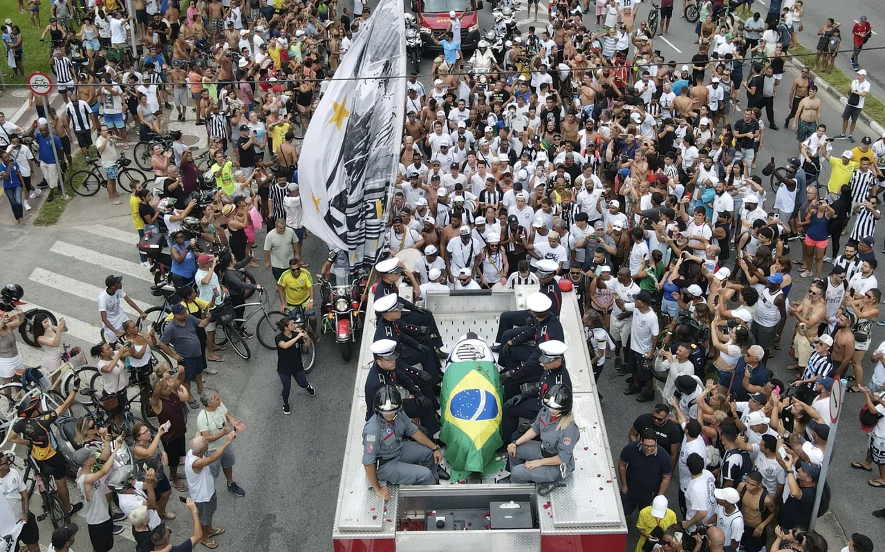La &#8220;torcida&#8221; del Santos sigue ruidosamente el cortejo fúnebre de Pelé