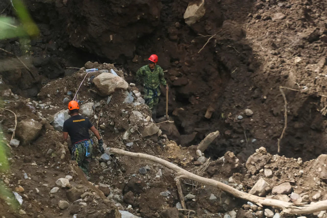Semanas de angustia, dolor y miedo para rescatar cuerpos del alud en Ecuador
