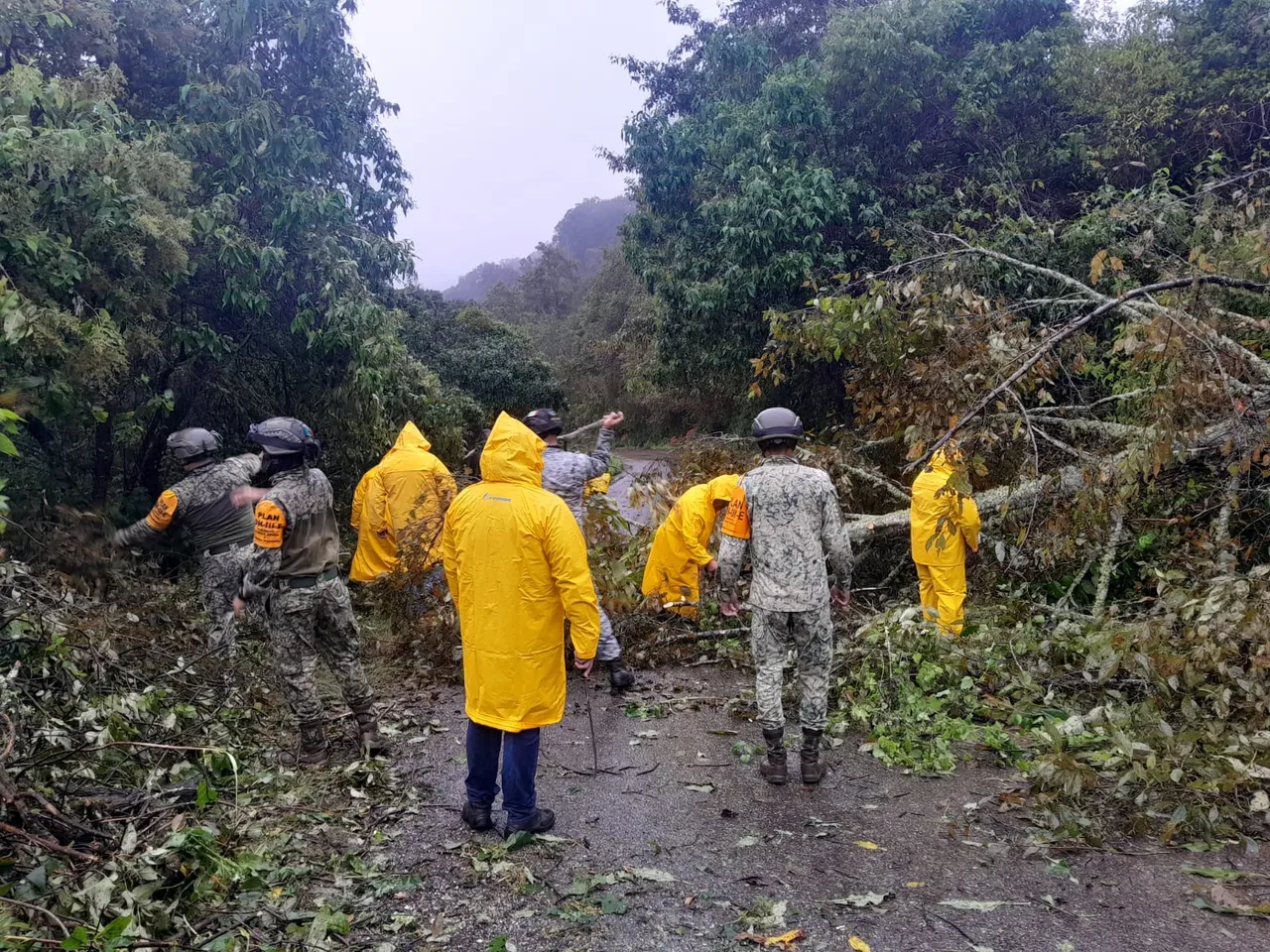 Fotografía de elementos del Ejército y Guardia Nacional realizando labores de limpieza o rescate en zonas afectadas por lluvias en Querétaro.