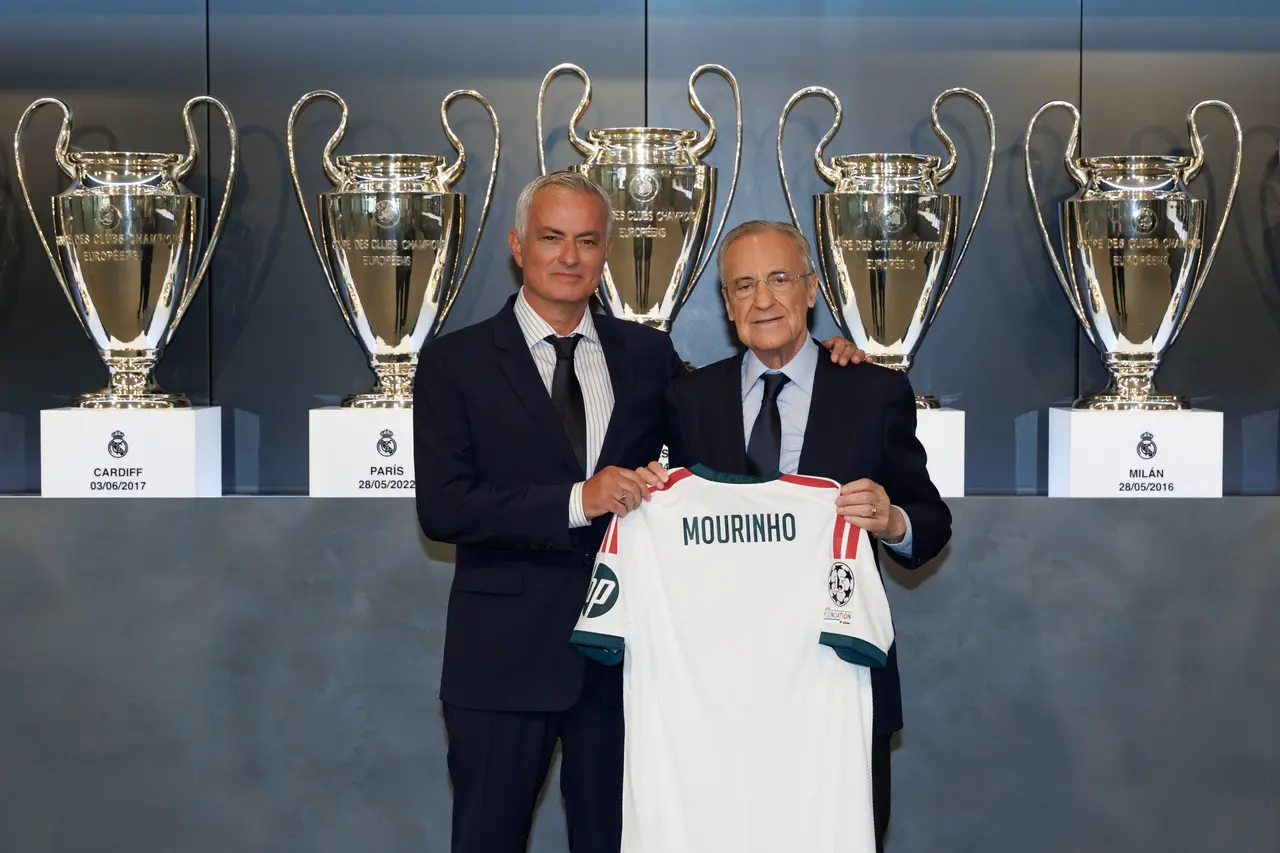  El portugués José Mourinho (i) junto al presidente del club, Florentino Pérez, durante su acto de presentación como nuevo entrenador del Real Madrid.