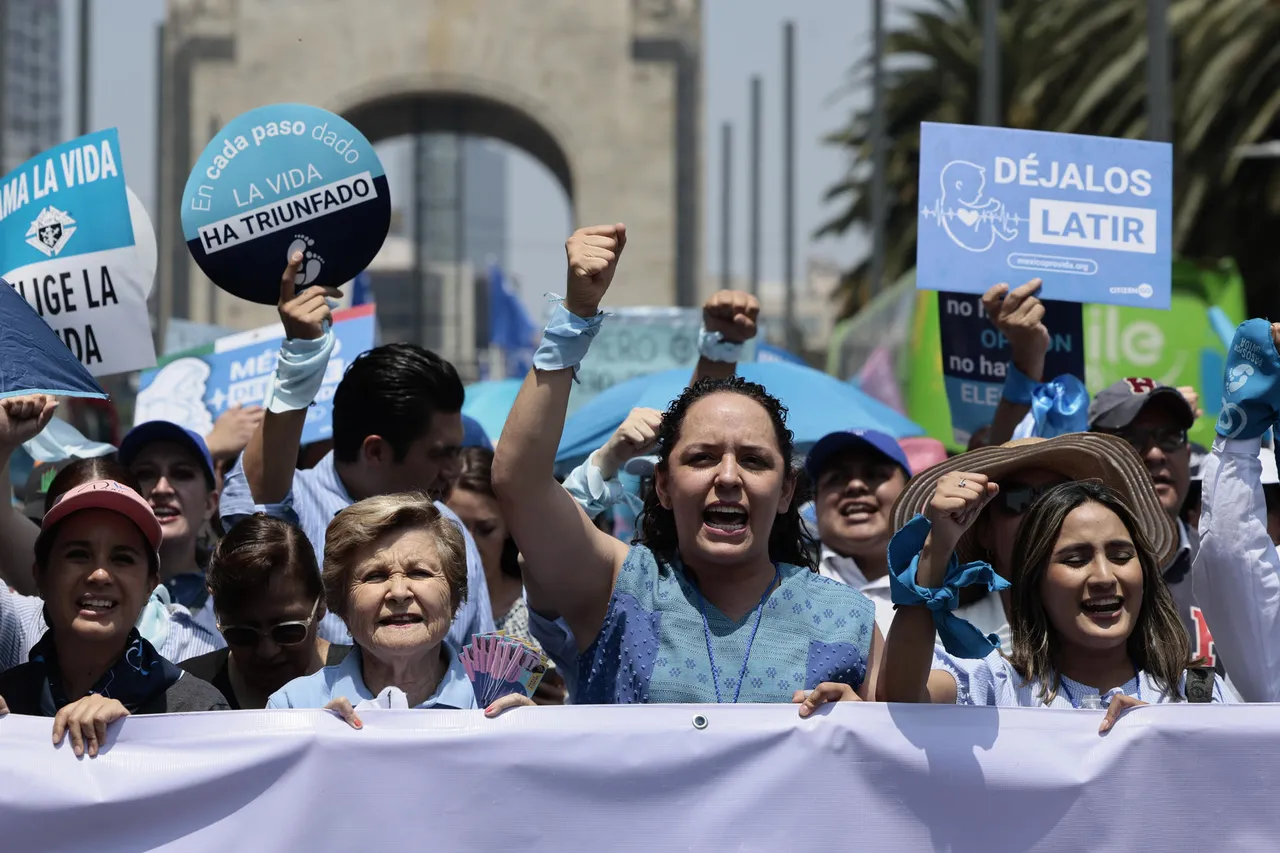 Miles de personas marchan &#8220;por la vida&#8221; y en contra del aborto en Ciudad de México