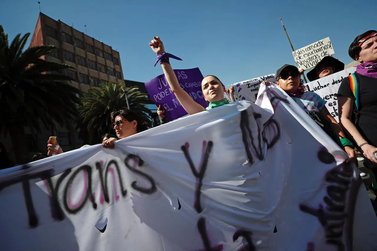 Furia y unión feminista resuenan en las colmadas calles de Ciudad de México