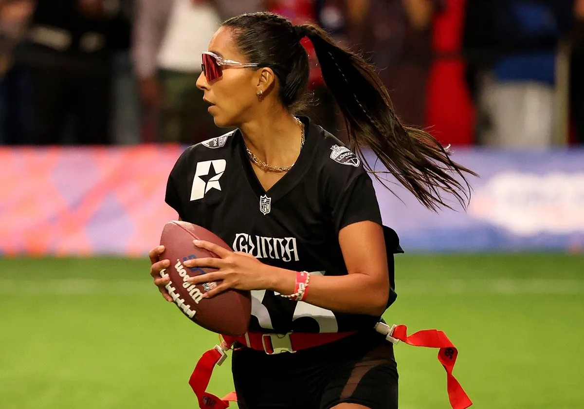 La mexicana Diana Flores, quarterback del equipo de la leyenda de la NFL Chad 'Ochocinco' Johnson
