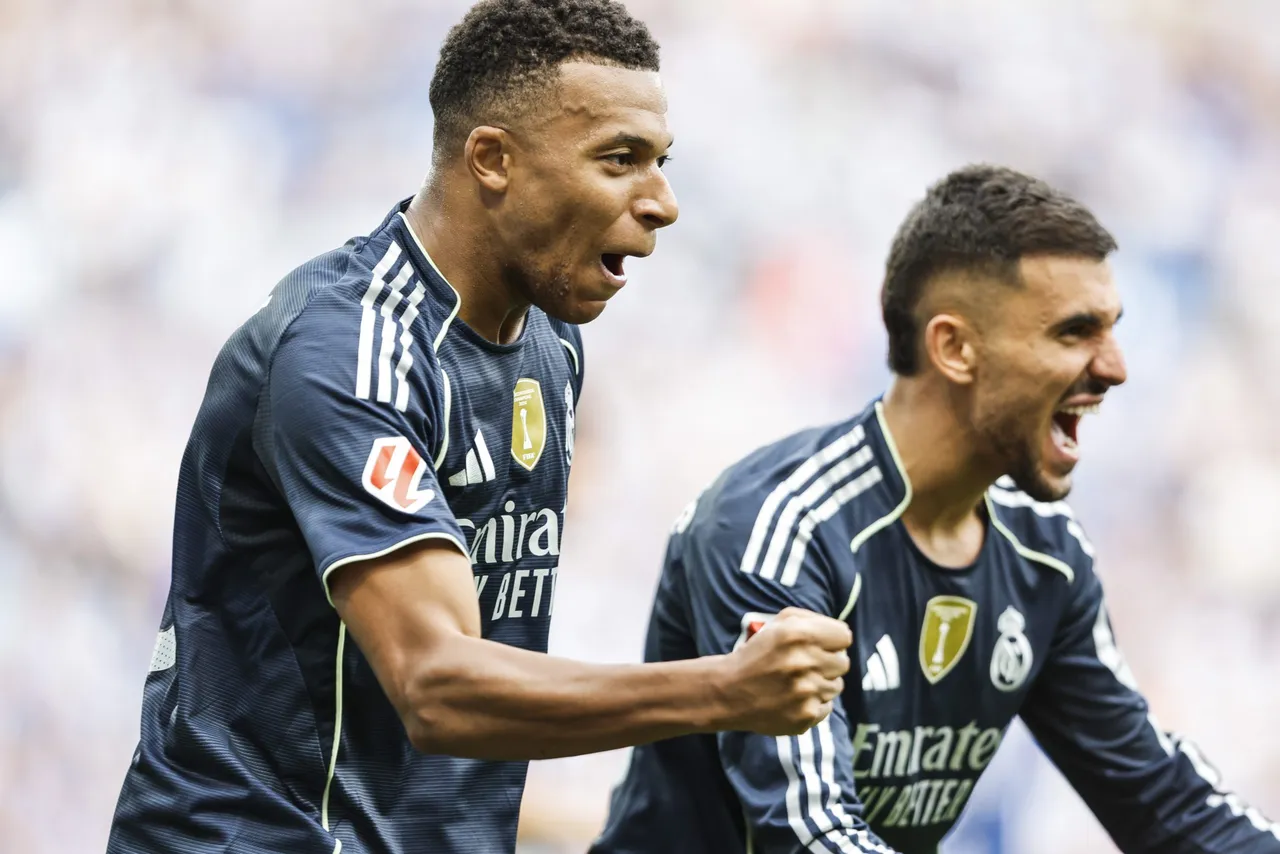 Los jugadores del Real Madrid celebran el gol del delantero turco del Real Madrid