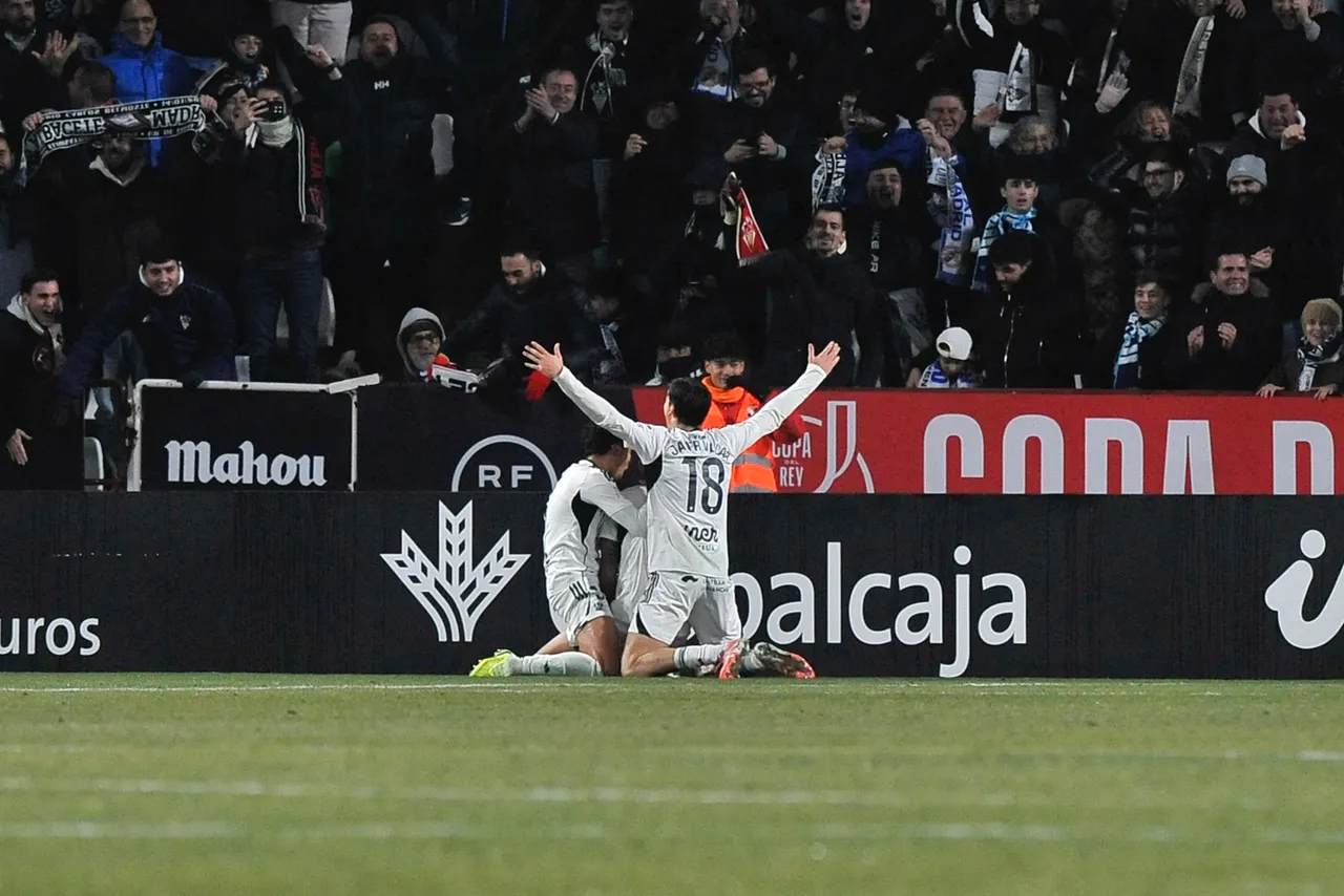 Los jugadores del Albacete celebran el segundo gol de su equipo durante el partido de octavos de final de la Copa del Rey