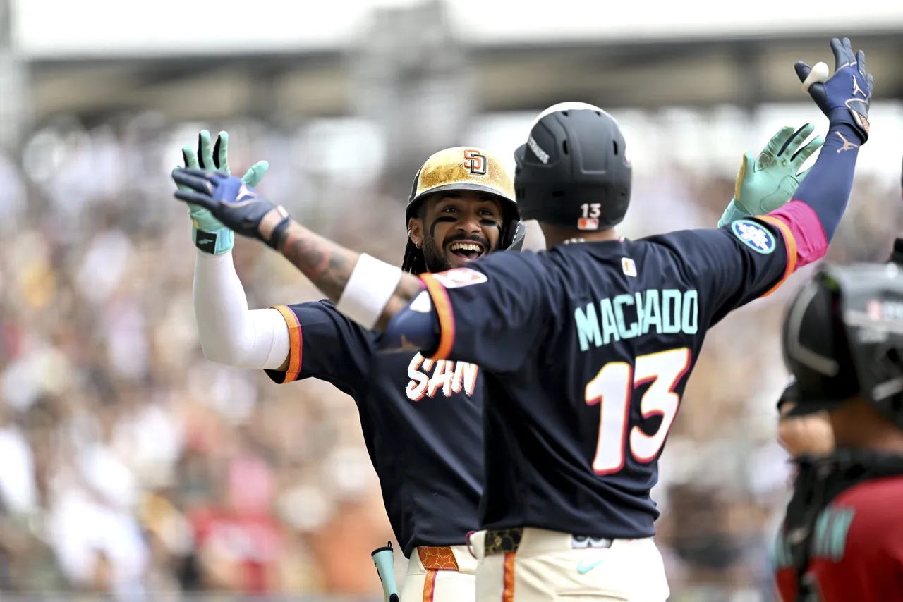 Los Arizona Diamondbacks remontaron este domingo una desventaja de seis carreras para imponerse 12-7 a los San Diego Padres en partido de la temporada