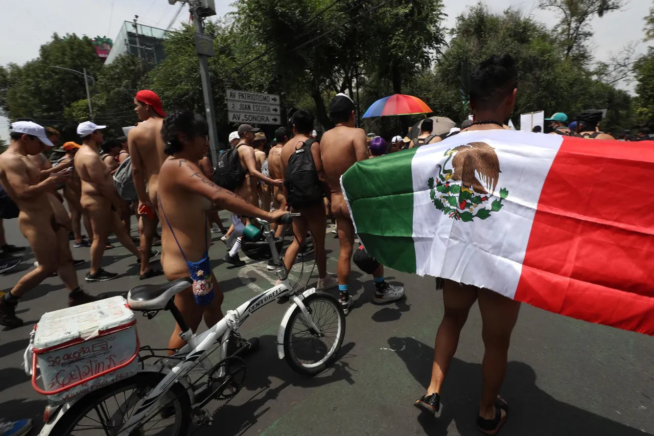 Realizan primer &#8220;Día al Desnudo&#8221; en Ciudad de México para normalizar la desnudez