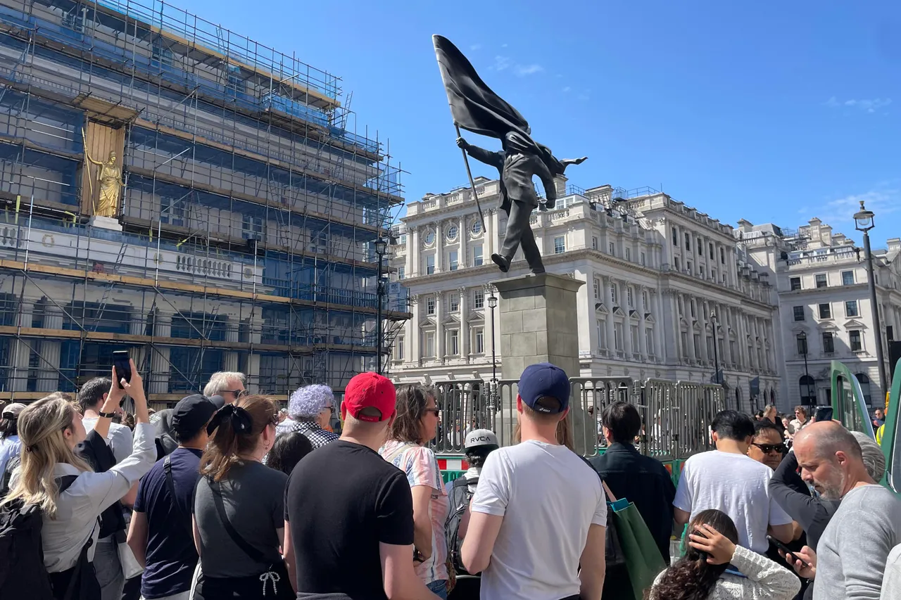 Retirada de la segunda fila de vallas de la estatua de Bansky, este viernes en Londres