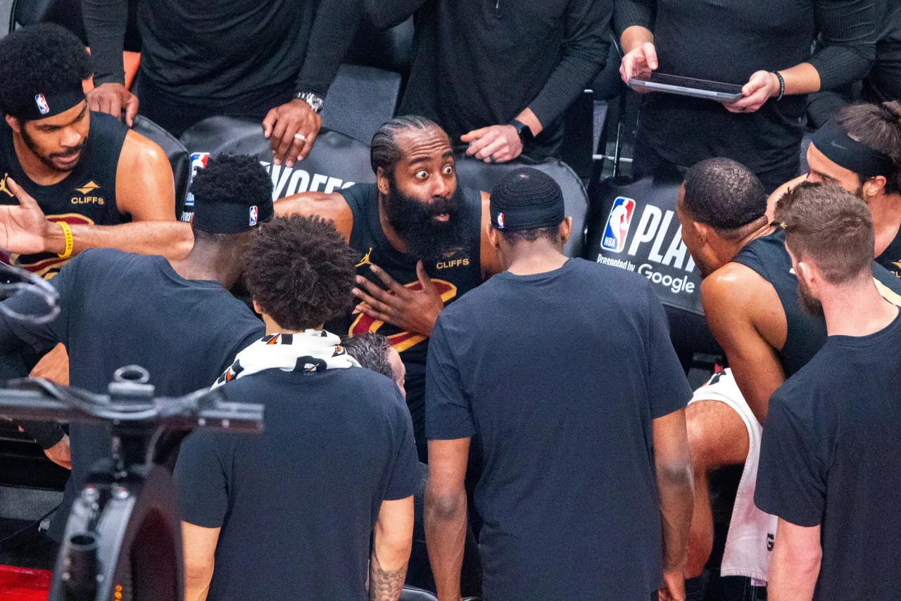 James Harden (c) de los Cavaliers habla con sus compañeros este viernes, en un partido de la fase eliminatoria de la NBA entre Toronto Raptors y Cleveland Cavaliers