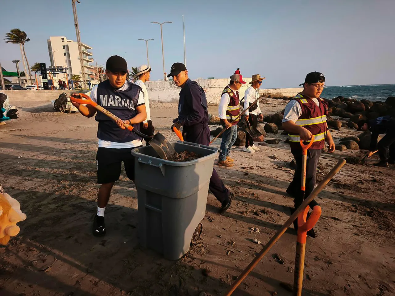 Así combate Pemex y la Semar la inmensa mancha de hidrocarburo que amenaza Veracruz y Tabasco
