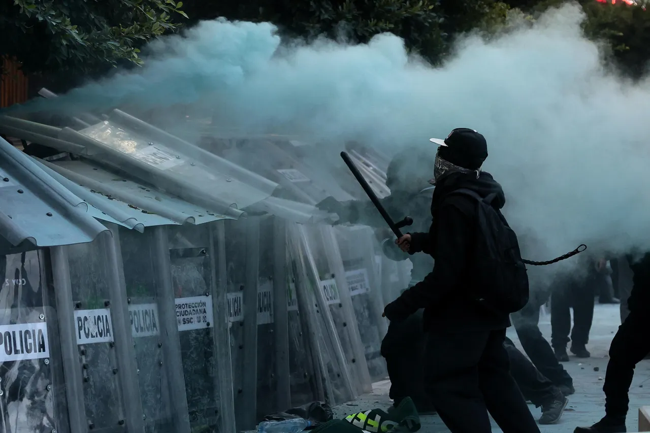 Manifestantes y policías chocan en marcha conmemorativa por masacre de Tlatelolco en 1968