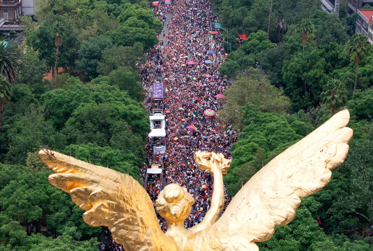Clara Brugada reafirma el compromiso de la CDMX con la diversidad durante la Marcha del Orgullo