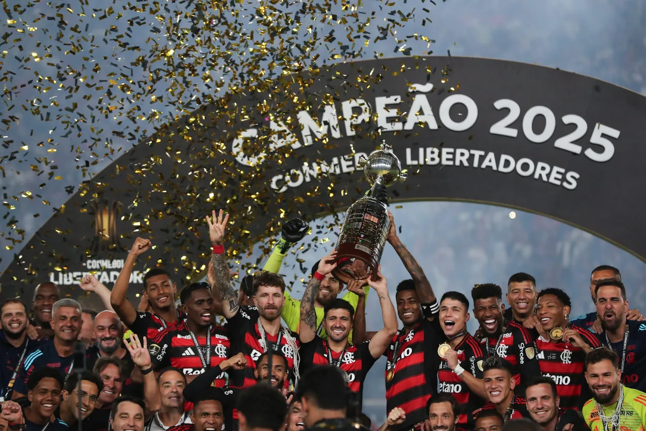 Jugadores de Flamengo celebran con el trofeo al ganar la Copa Libertadores ante Palmeiras
