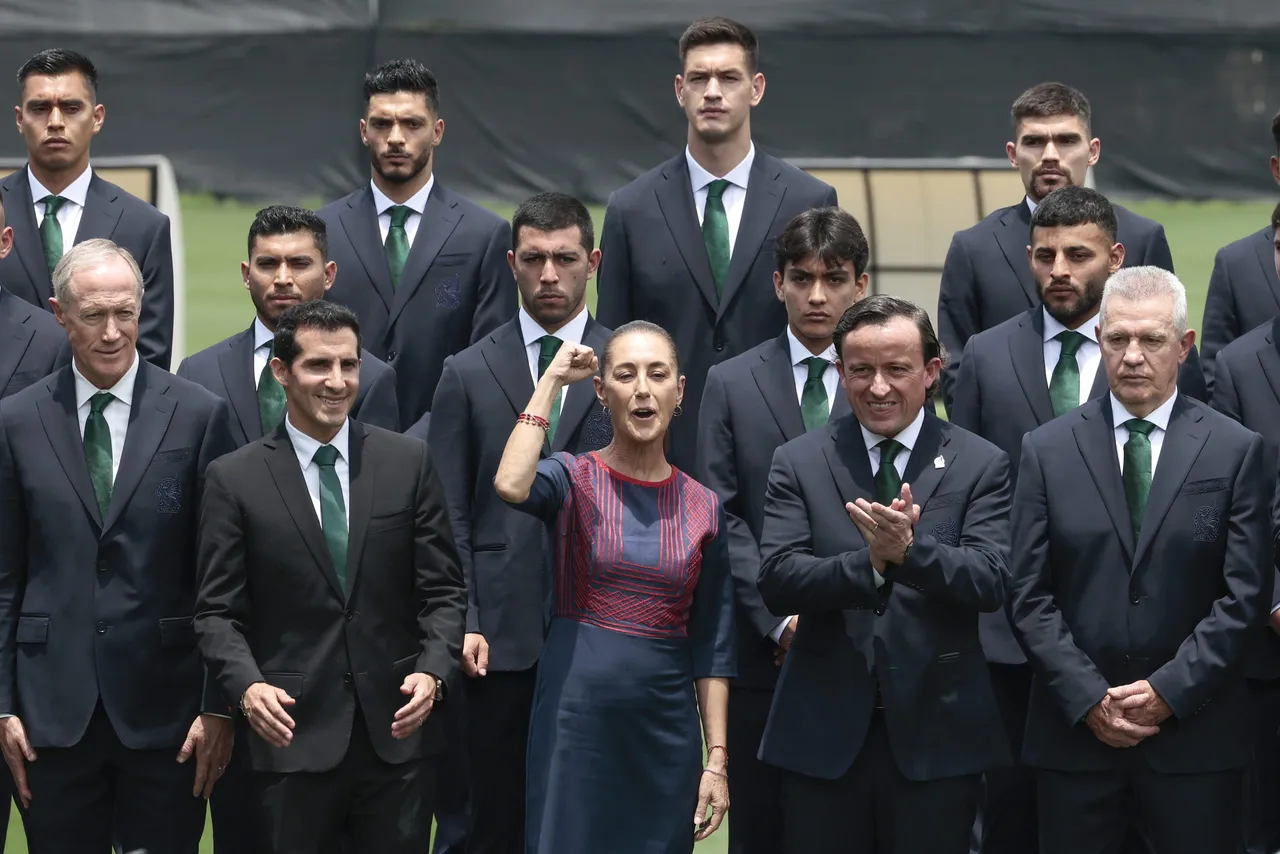 La presidenta de México, Claudia Sheinbaum, encomendó este lunes a los integrantes de la selección mexicana de fútbol a ser la inspiración de millones de compatriotas