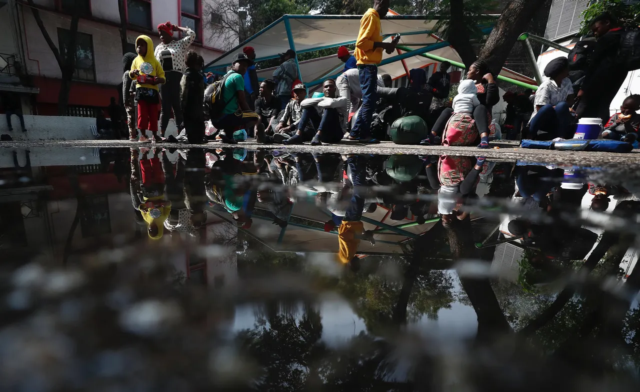 Migrantes se mantienen en campamento de la Ciudad de México pese a intento de desalojo
