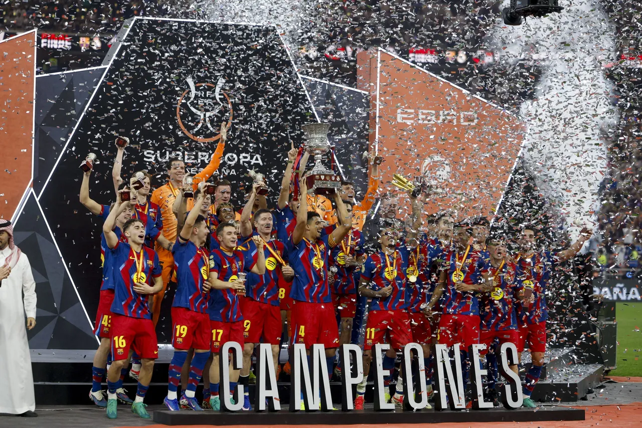 Un doblete del brasileño Raphinha dio el triunfo al Barcelona ante el Real Madrid en la final de la Supercopa de España (3-2), en la conquista de la decimosexta