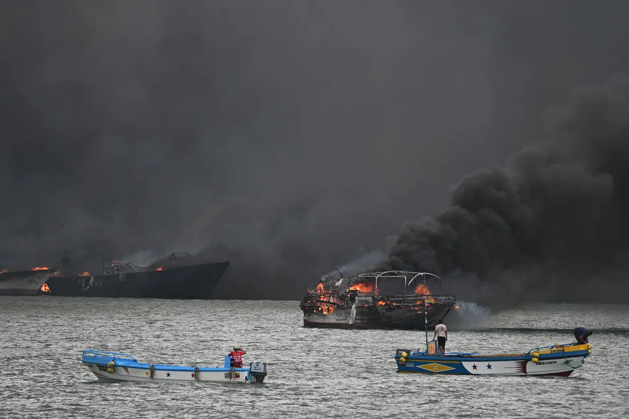 Incendio consume barcos pesqueros y lanchas en el puerto de Manta