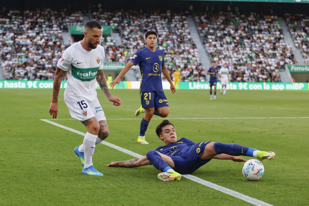 El Elche alimentó este miércoles sus opciones de lograr la permanencia al superar por 3-2 al Atlético de Madrid, que acusó las numerosas ausencias