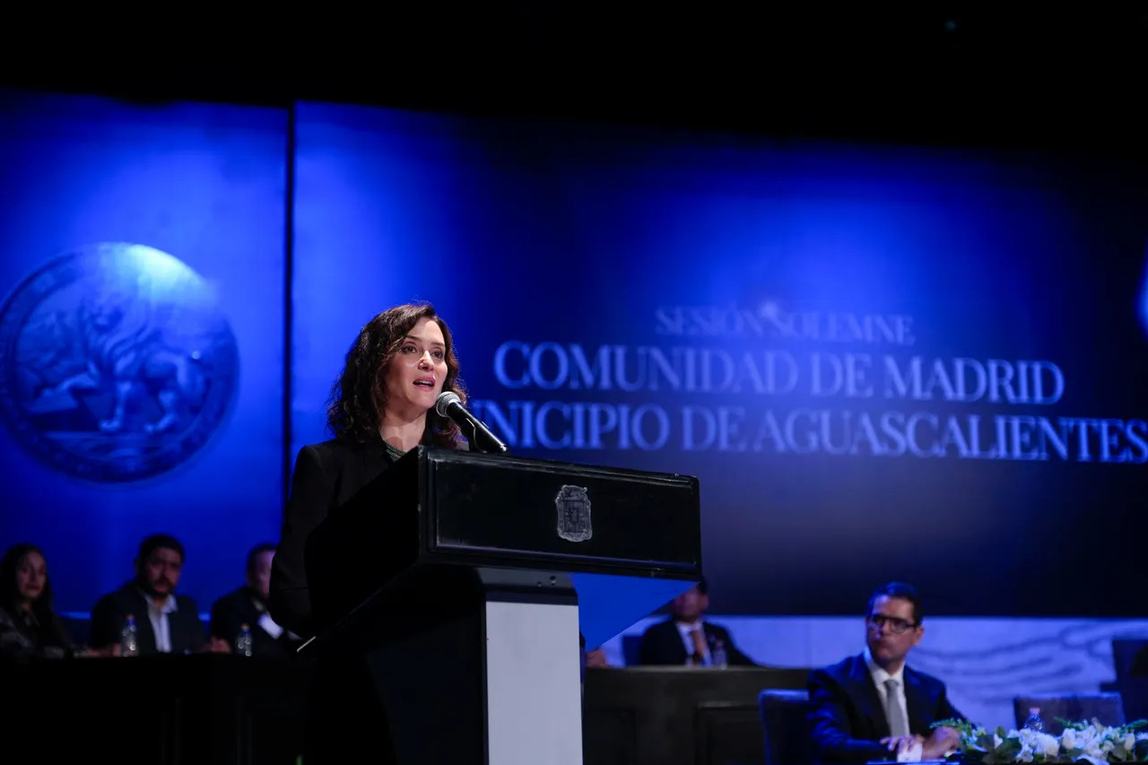 En medio de protestas, Isabel Díaz Ayuso recibe condecoraciones en Aguascalientes