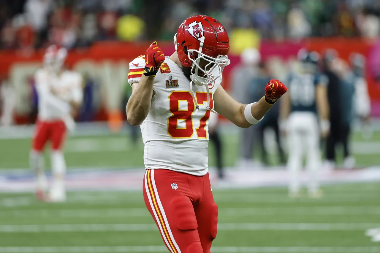 Travis Kelce, estrella de los Kansas City Chiefs y novio de Taylor Swift, la estrella del pop, renovó su contrato con los Chiefs para una nueva temporada