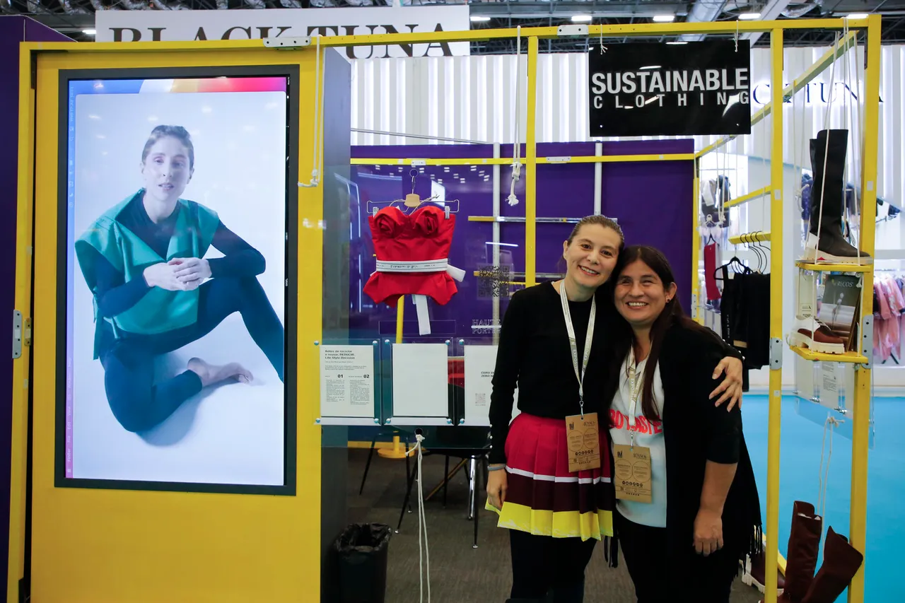 Diseñadoras mexicanas crean ropa para personas con discapacidad visual y auditiva
