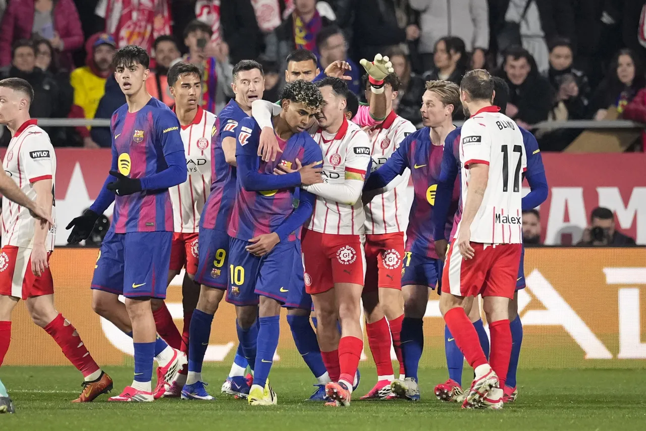 El delantero del FC Barcelona, Lamine Yamal y el defensa del Girona, Arnau Martínez, tras una dura entrada sufrida por el delantero blaugrana