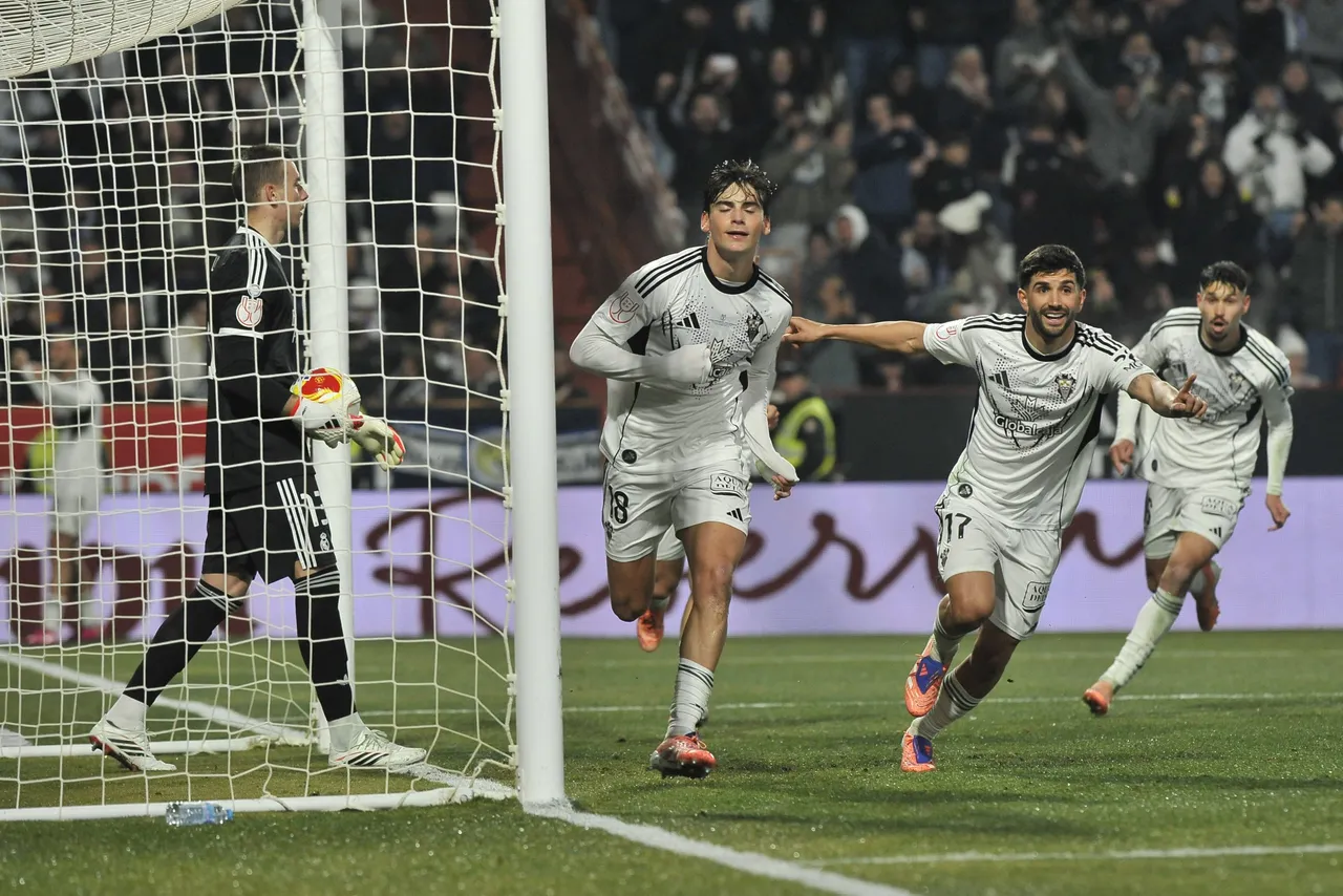 Los jugadores del Albacete celebran su primer gol, obra del defensa Javi Villar (3d) durante el partido de octavos de final de la Copa del Rey