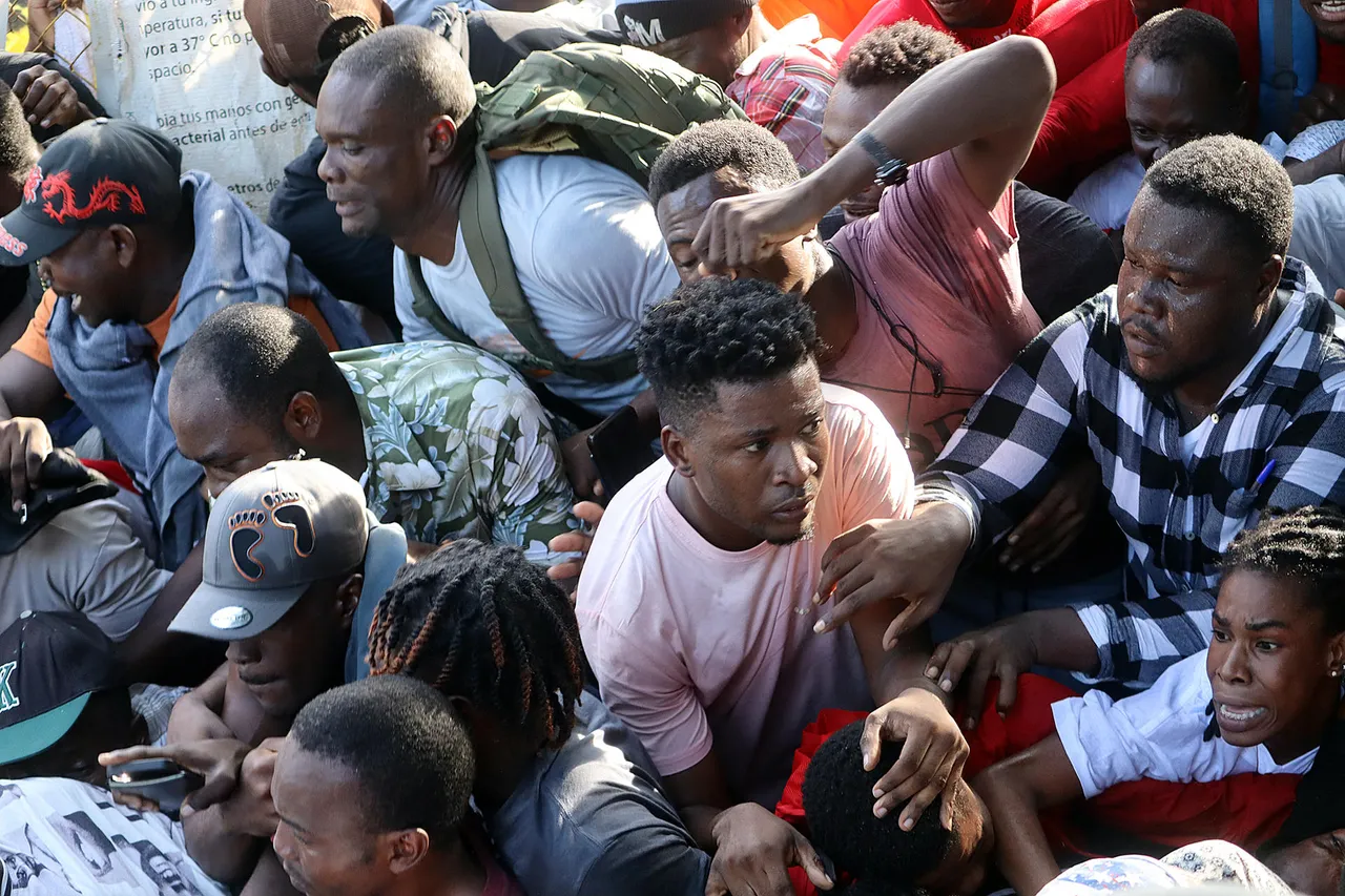 Miles de migrantes que buscan asilo chocan con autoridades en la frontera sur de México