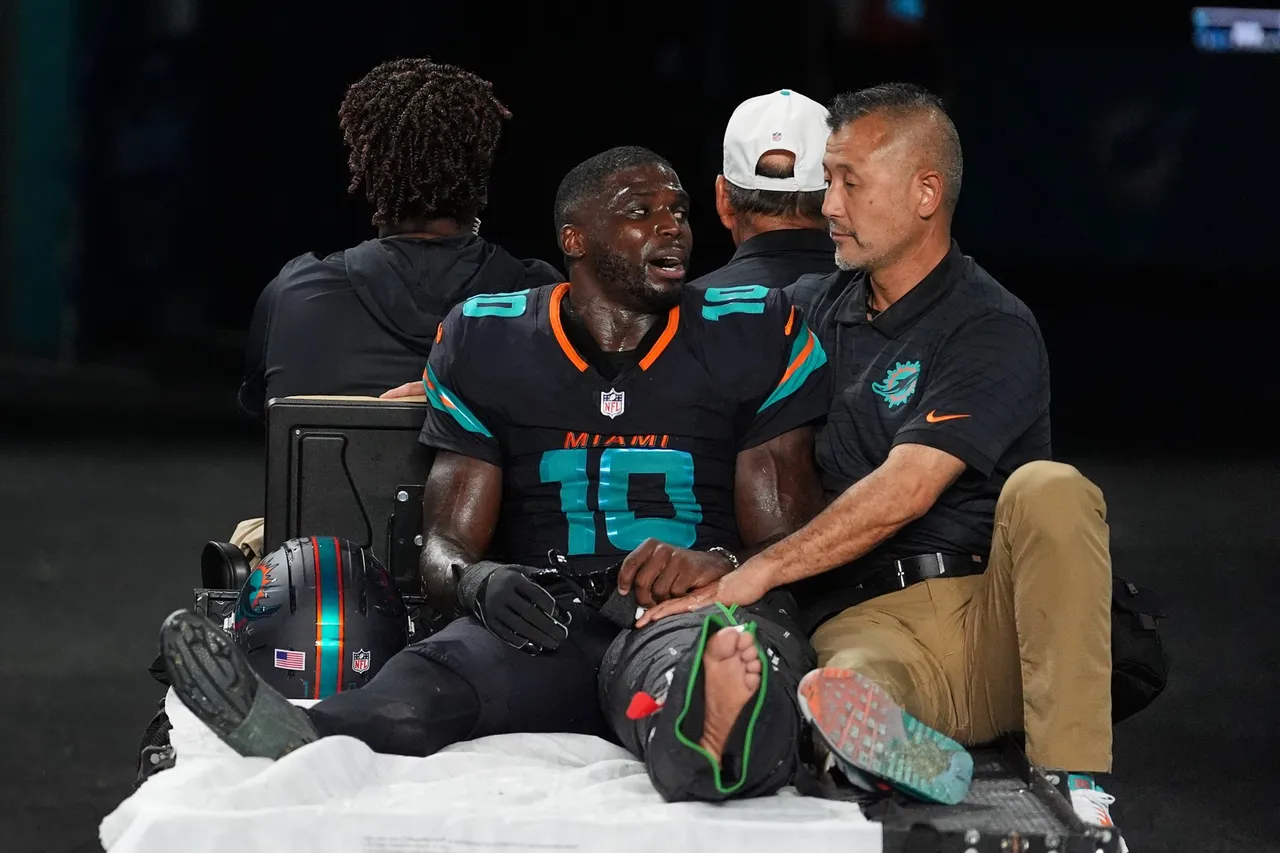 La gravísima lesión sufrida por Tyreek Hill, quien abandonó el terreno de juego en camilla tras torcerse la pierna izquierda, amargó este lunes la victoria de los Miami Dolphin
