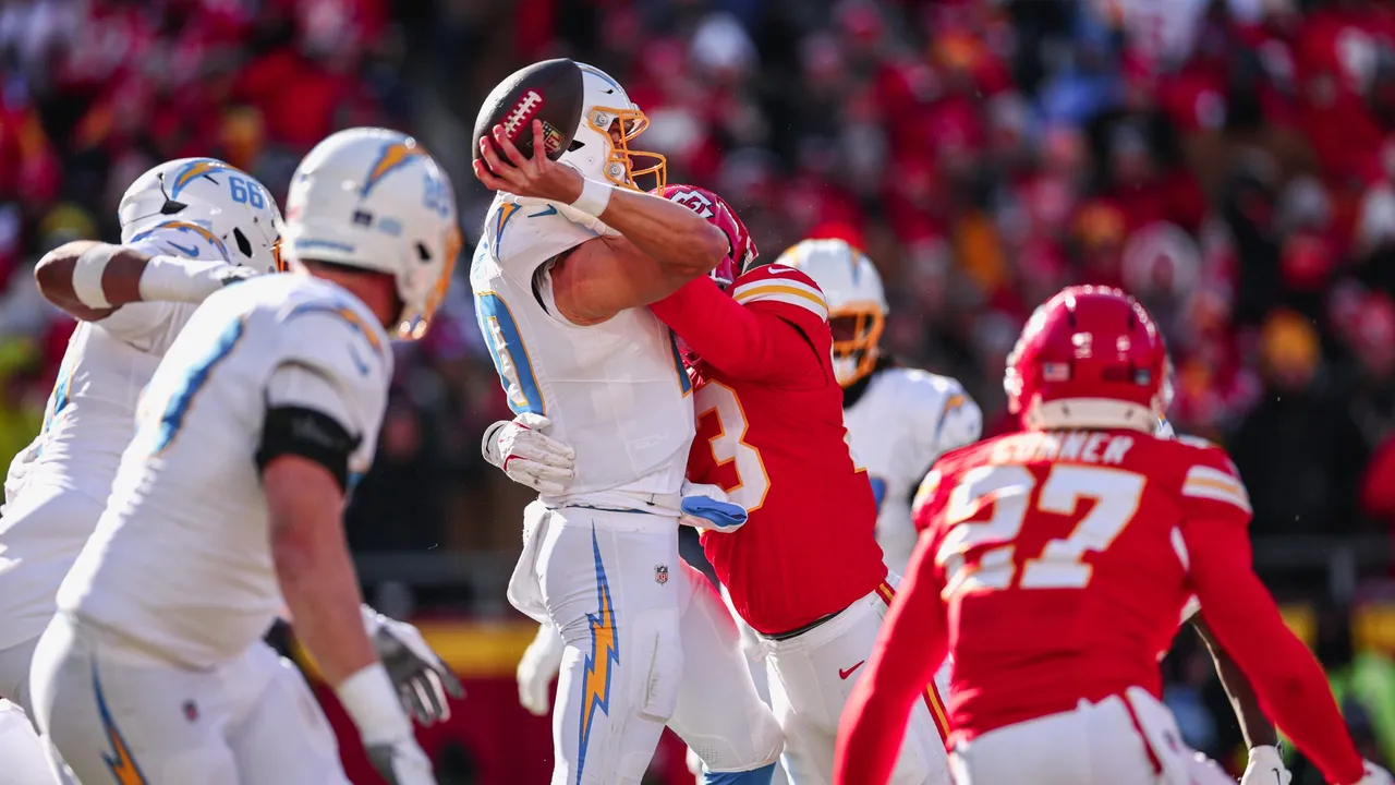 La temporada de los Kansas City Chiefs se derrumba este domingo en el Arrowhead Stadium. En un duelo tenso, de bajo puntaje y marcado