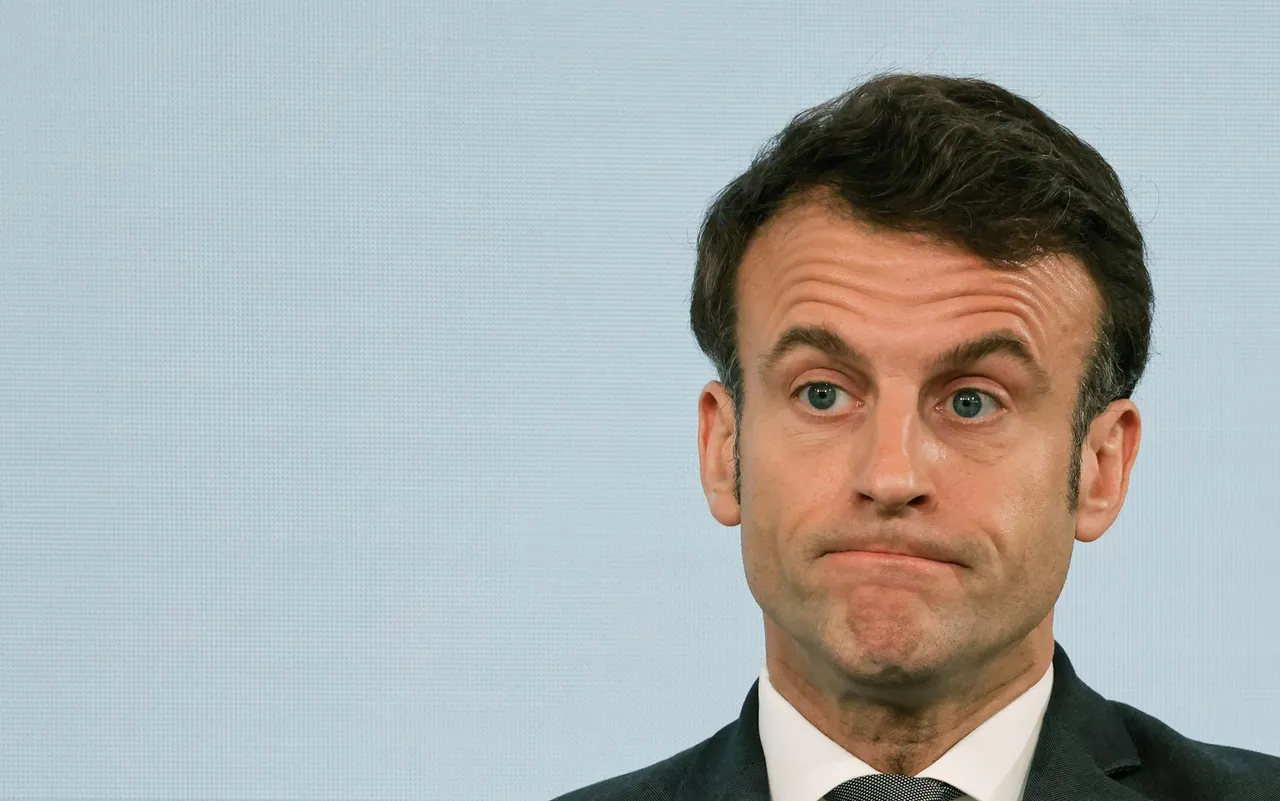 Macron 896ff