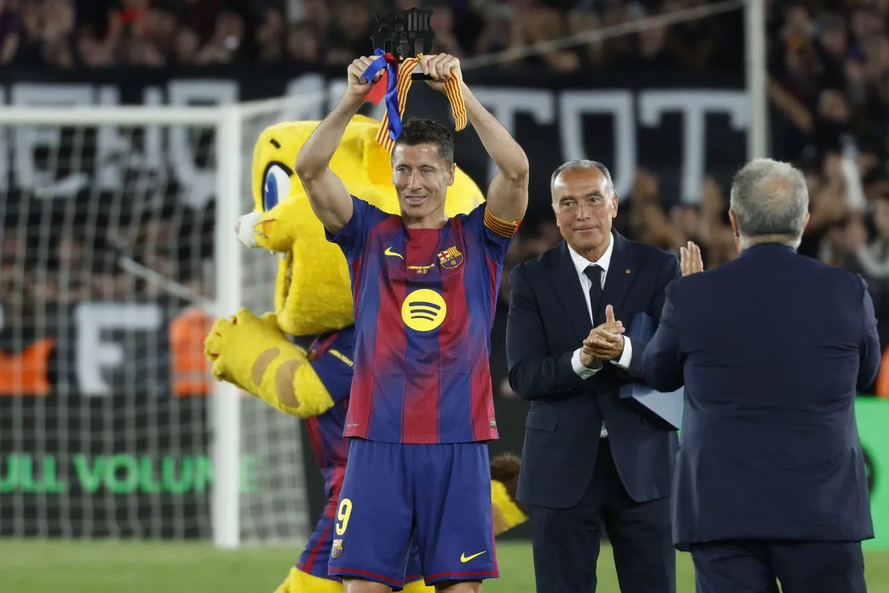 Robert Lewandowski en el Spotify Camp Nou, una victoria sobre el Betis (3-1) que selló el pleno de triunfos del Barcelona como local en la presente temporada de LaLiga EA Sports.