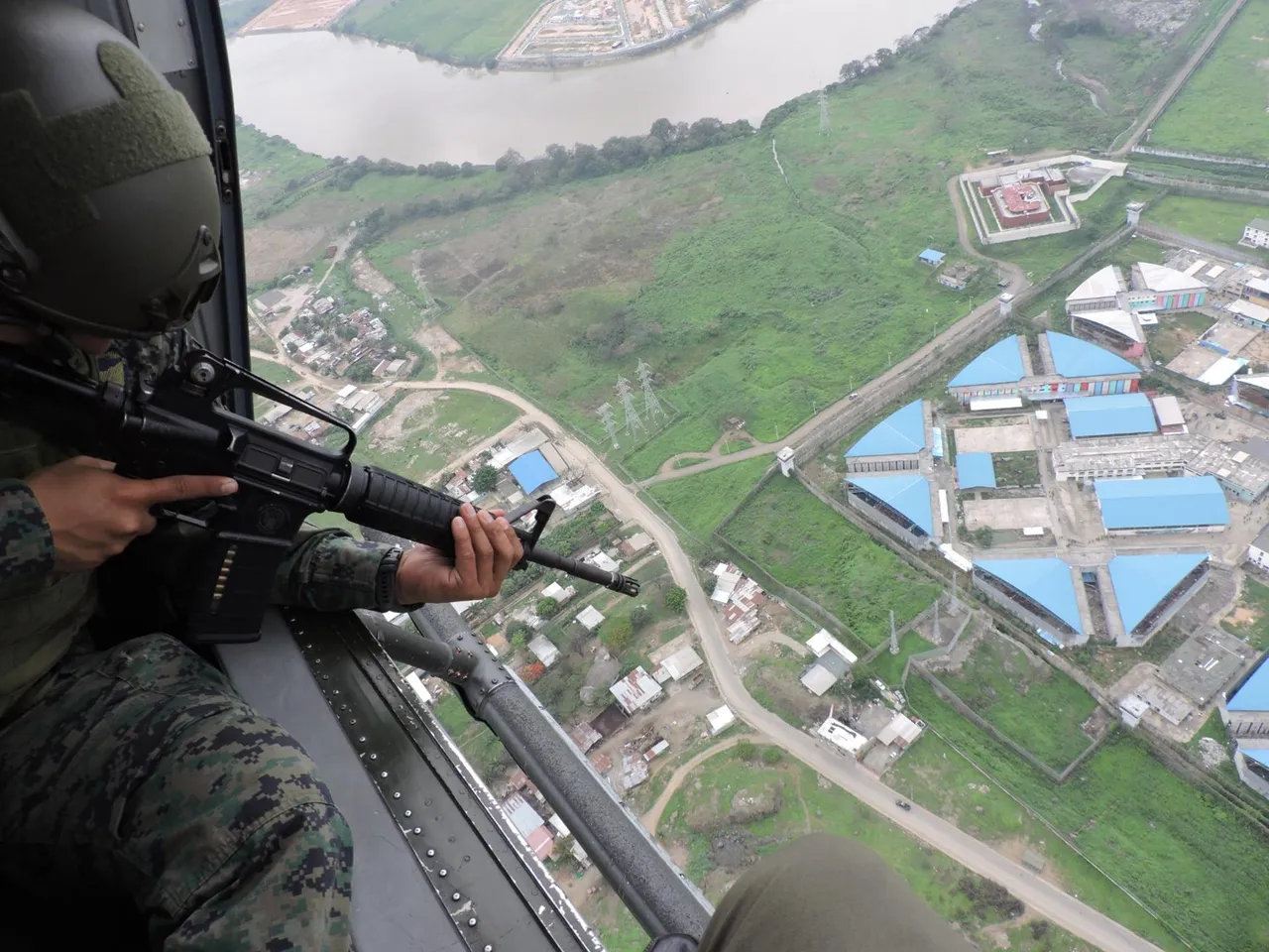 Policías y militares de Ecuador intervienen cárcel de la que se fugó líder criminal &#8216;Fito&#8217;