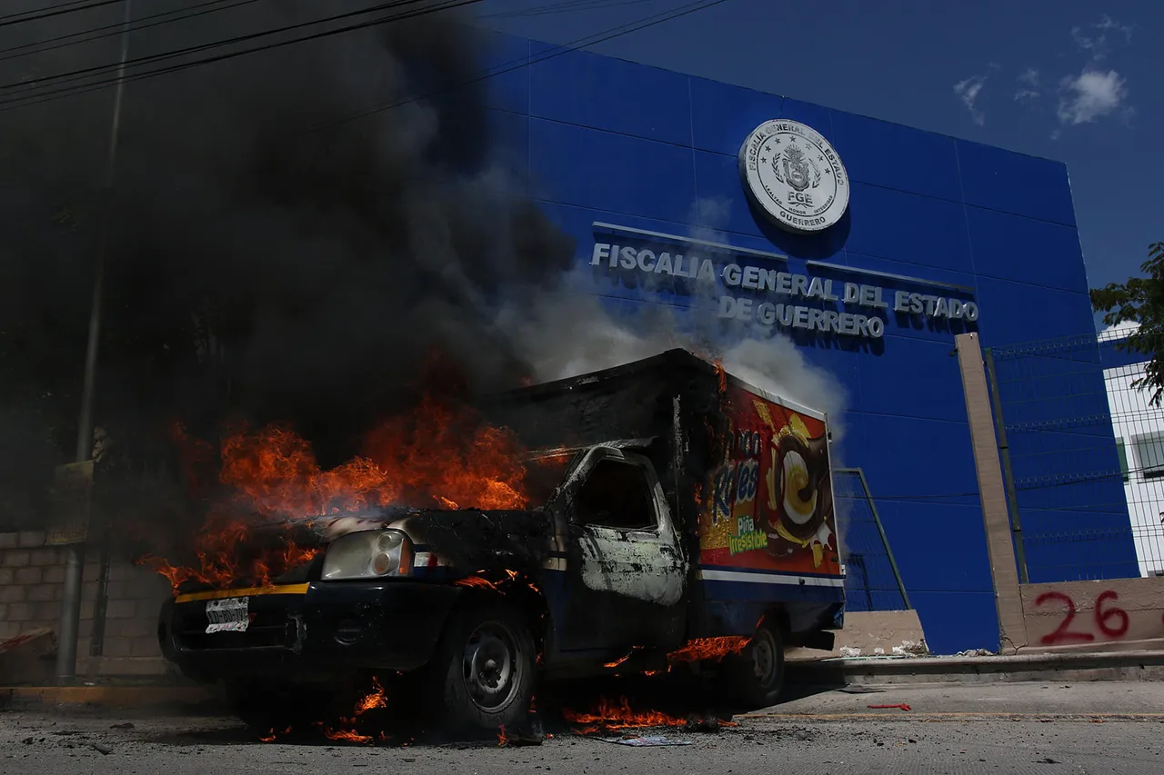 Estudiantes vandalizan Fiscalía en el sur de México por desaparecidos de Ayotzinapa