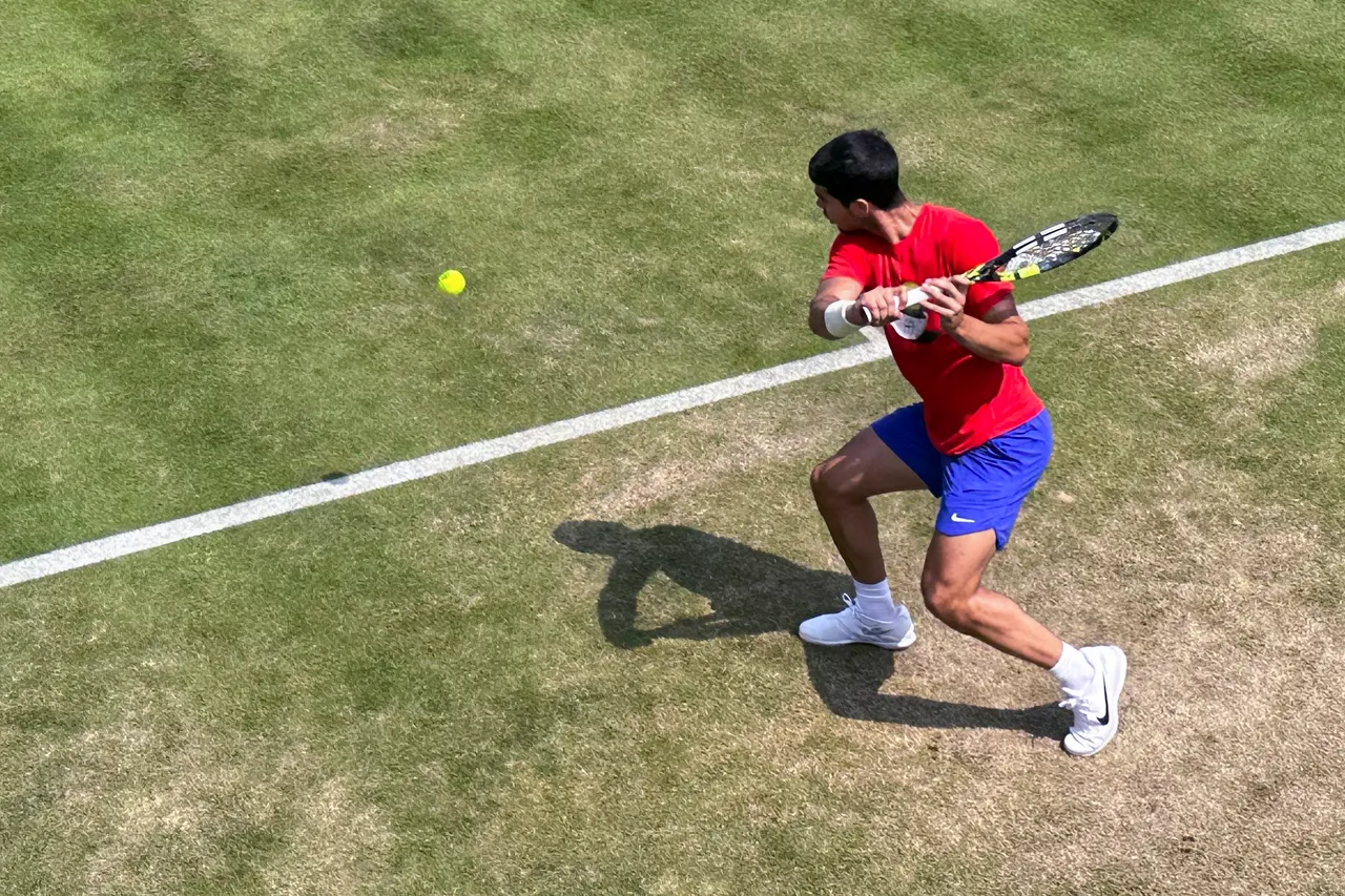 Alcaraz se entrena sobre hierba en Queens