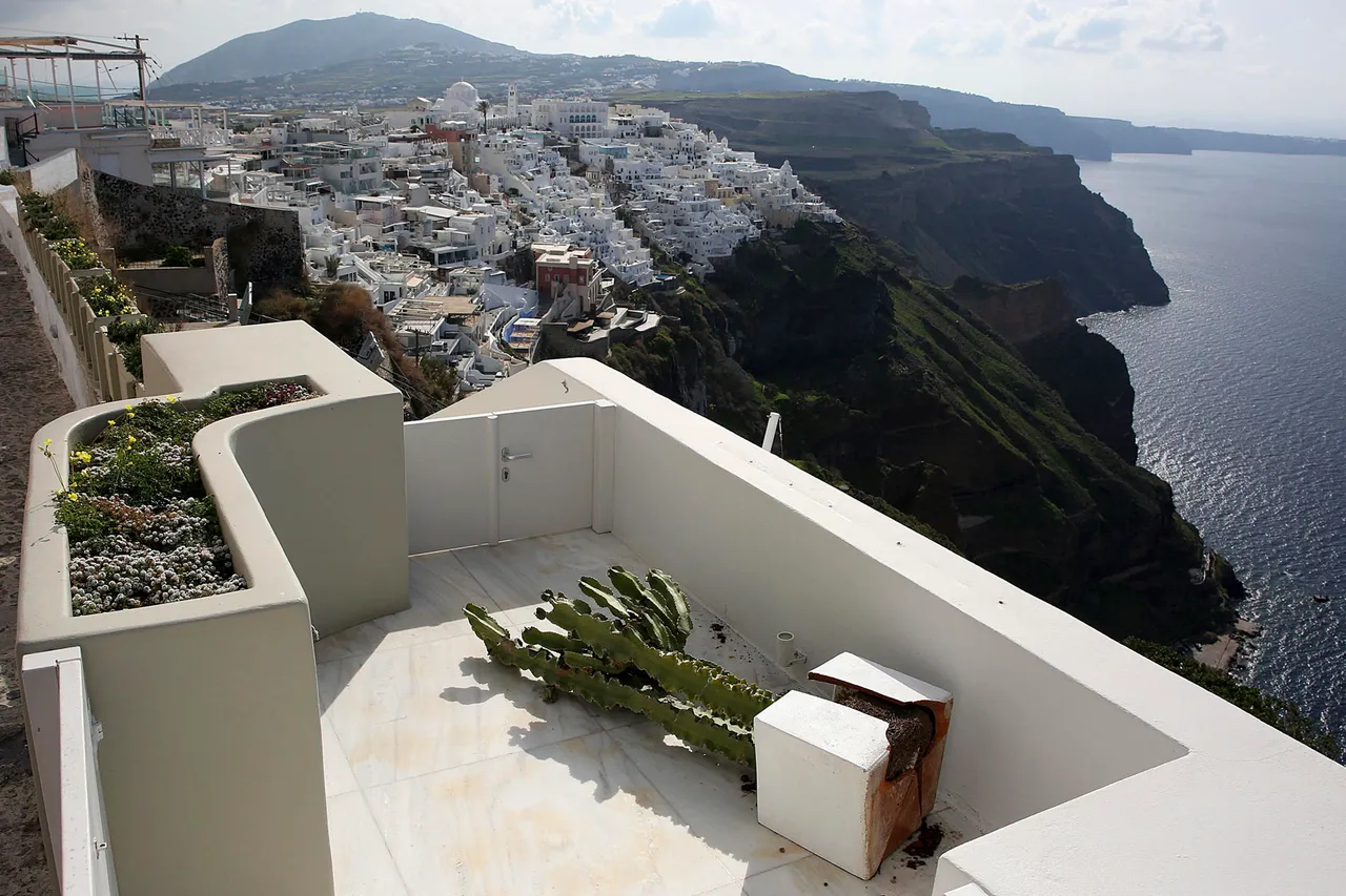 Unas 9.000 personas han abandonado Santorini por temor a la oleada de terremotos