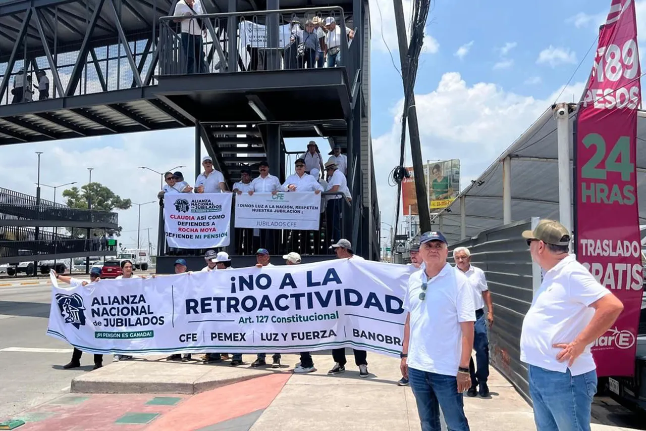 Jubilados protestan en aeropuertos de México por la reducción de sus pensiones