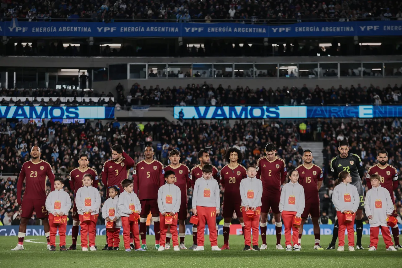 Jugadores de Venezuela forman este jueves, en un partido