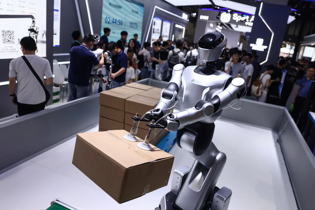 Robot transporta una caja. Imagen EFE. 