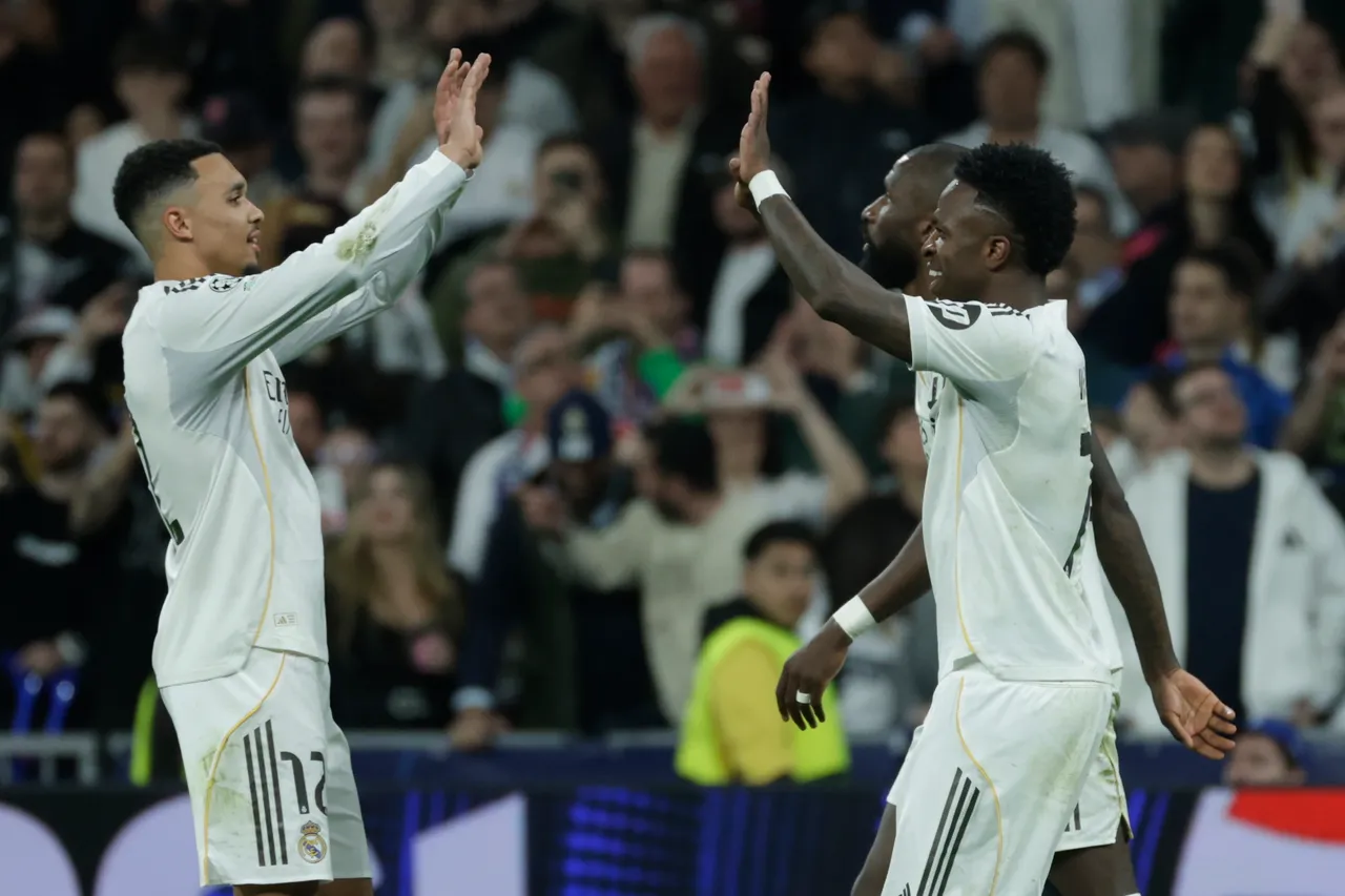 El Real Madrid logró la clasificación para los octavos de final de la Champions tras eliminar al Benfica, al que se impuso 0-1 en la ida y 1-2